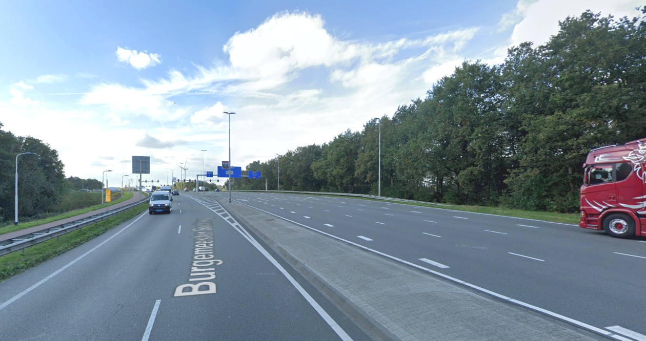 Reparatie wegdek Burgemeester Bechtweg bij N261 richting Waalwijk. Reparatie wegdek Burgemeester Bechtweg bij N261 richting Waalwijk.